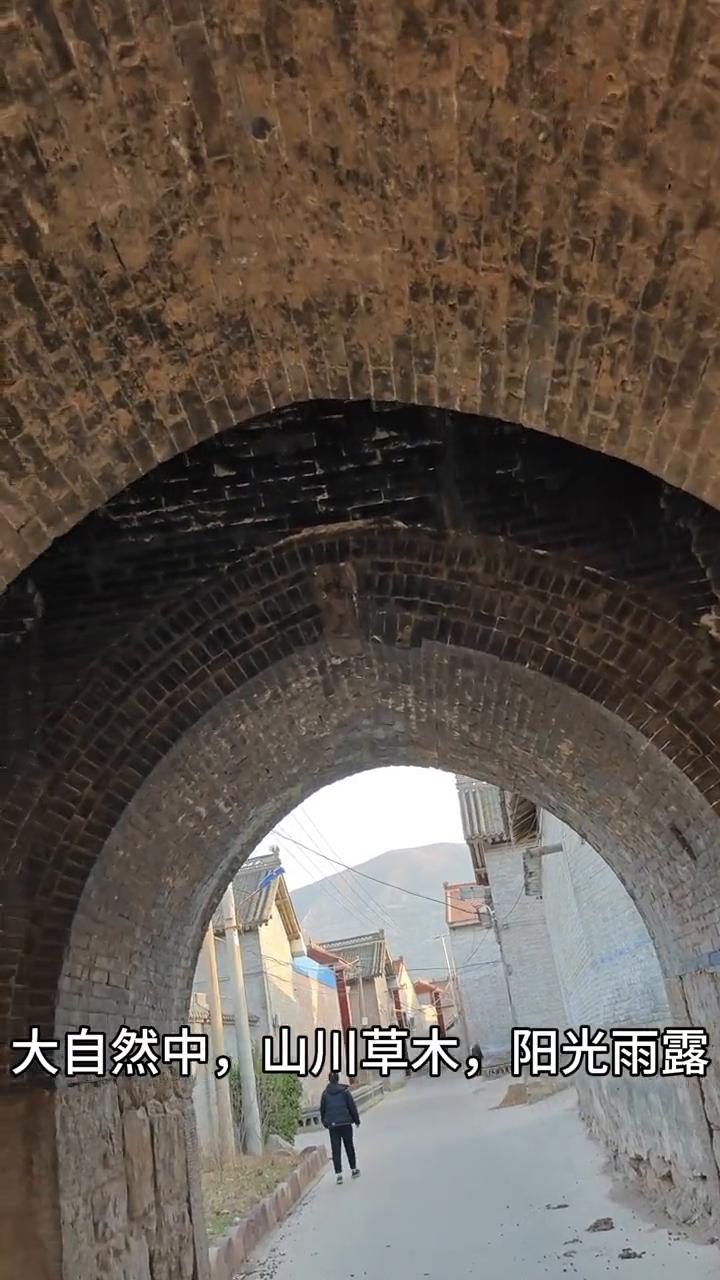 生活的本质就是快乐。
人为什么要经常出去玩？因为长时间呆在家里人就会失去灵气。黄