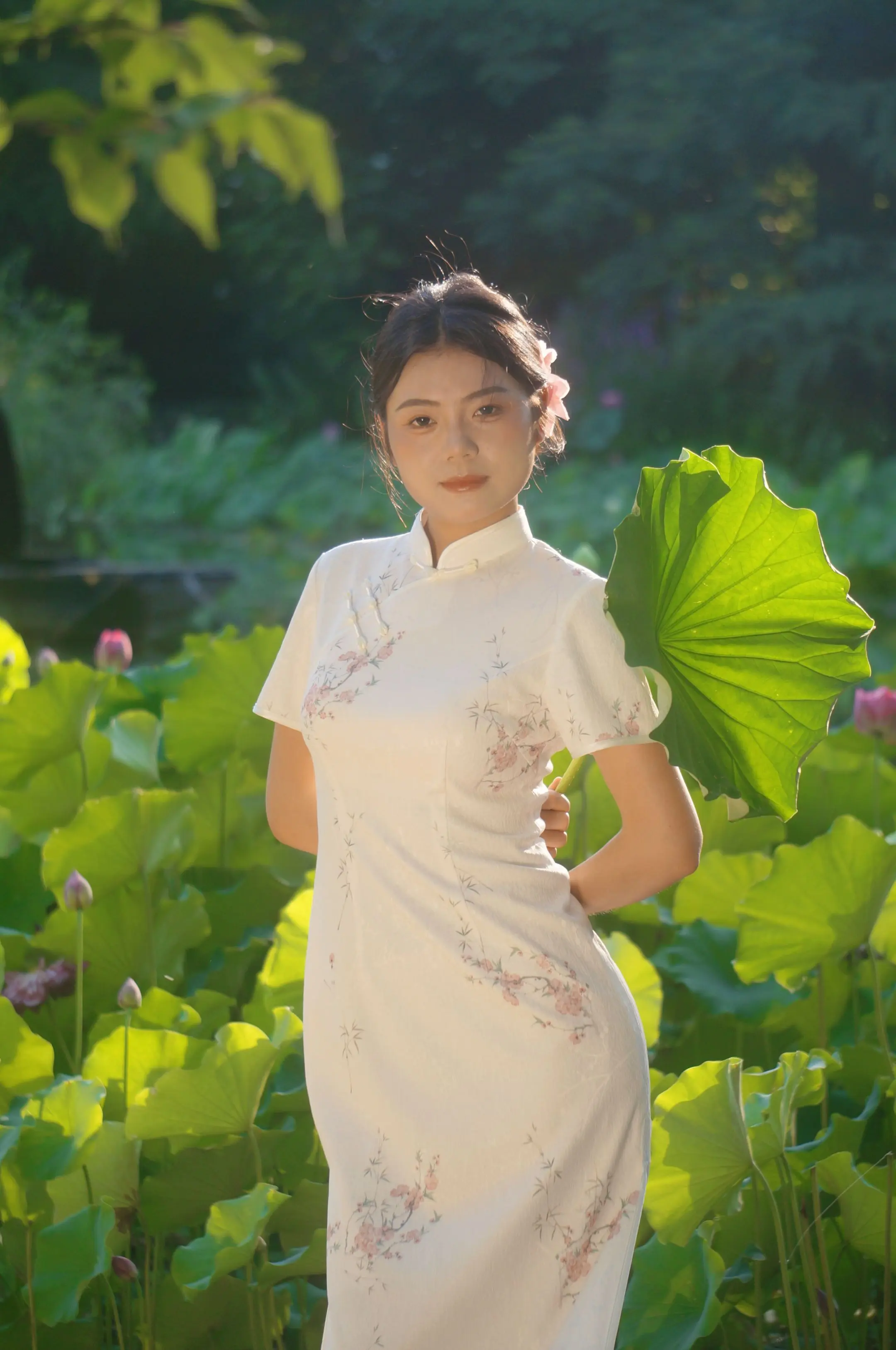 洛阳隋唐遗址植物园里的旗袍人像义拍。今天在隋唐洛阳城遗址植物园偶遇了摄...