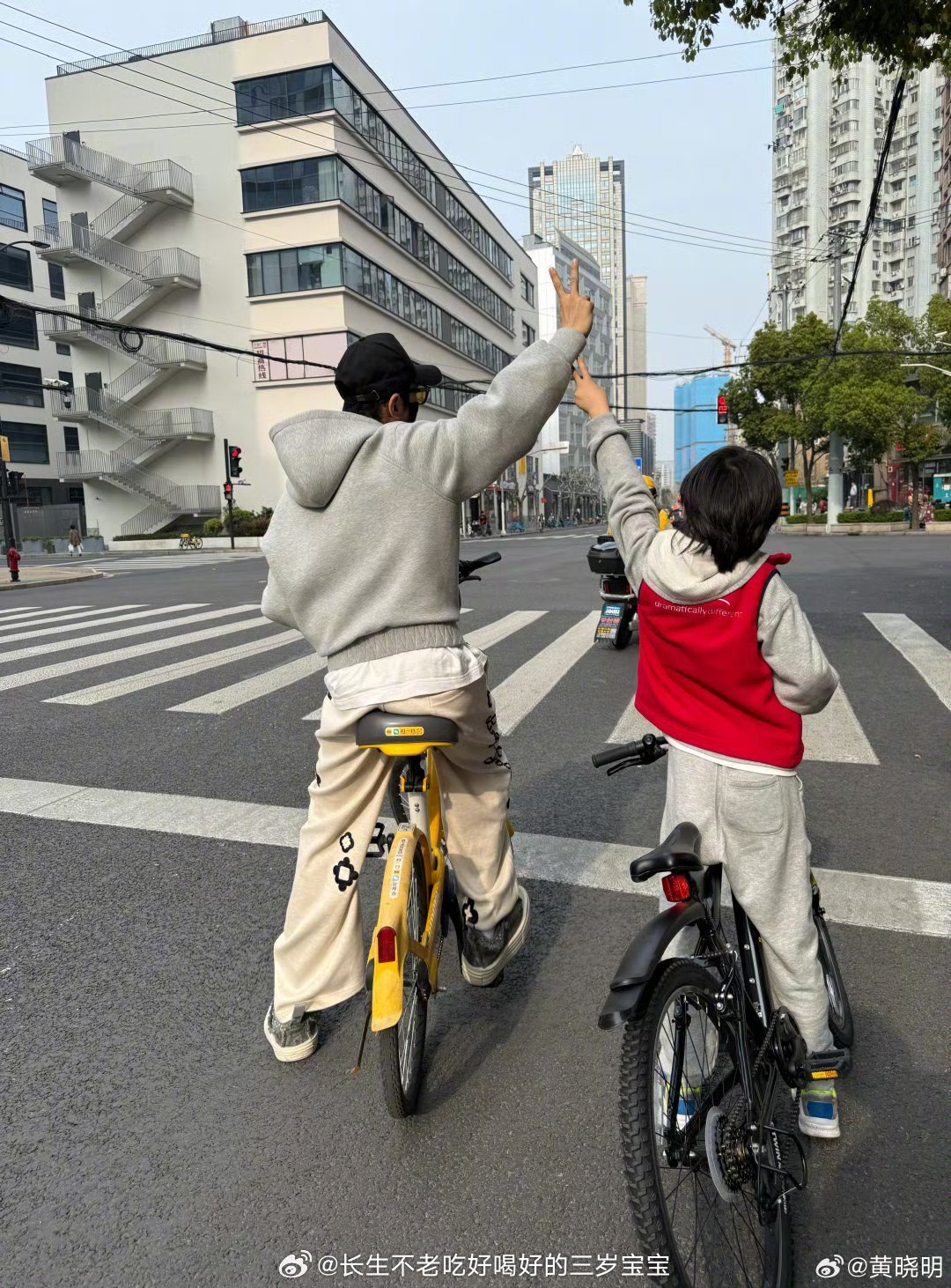 黄晓明晒和儿子春日骑行照被晓明哥父子的松弛感治愈了！没有刻意摆拍，就是简单的春日