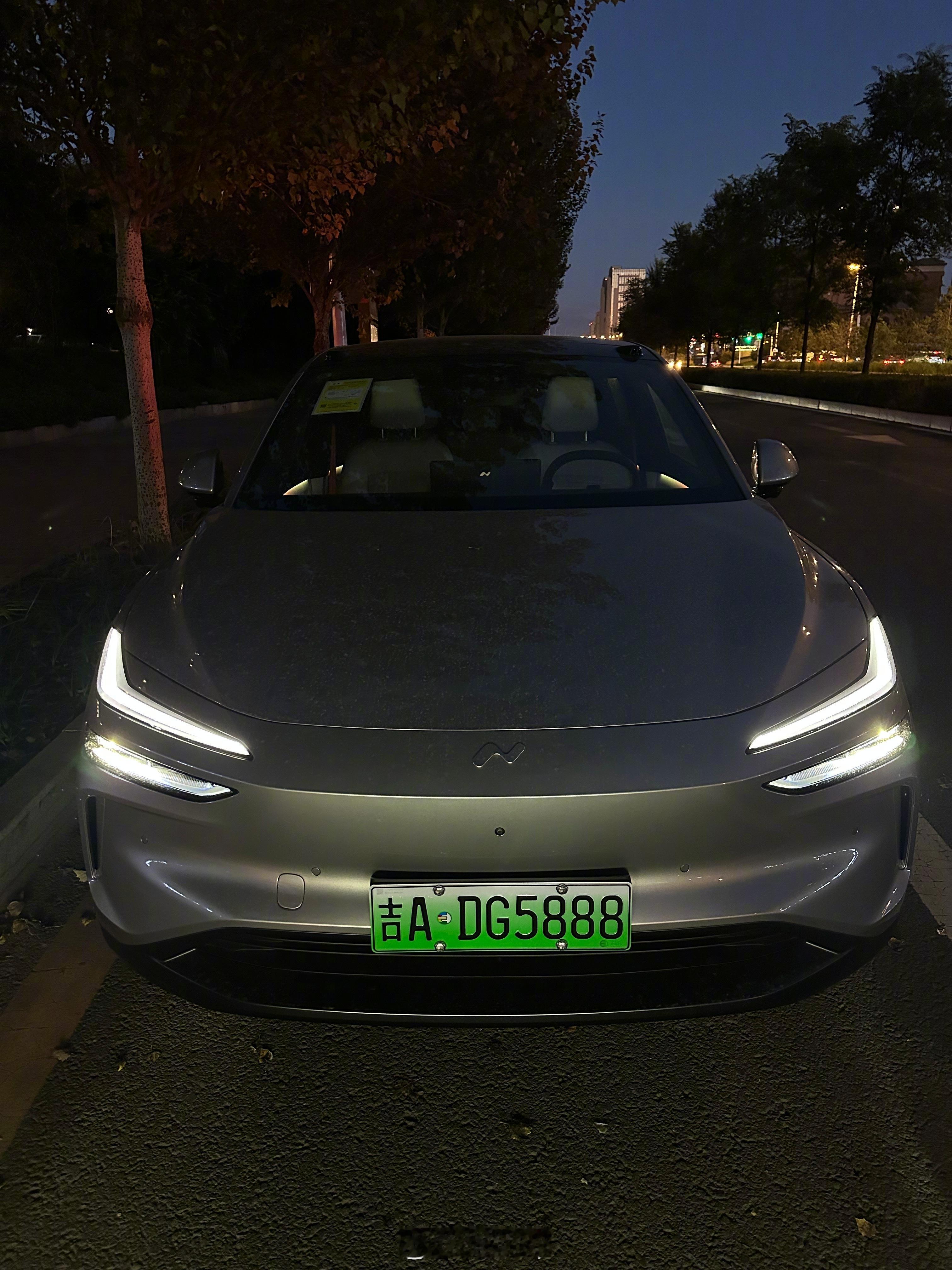 牌照上车，乐道L60这头灯和尾灯颜值还可以， 尤其是配上咱的东北银车漆。 #东北