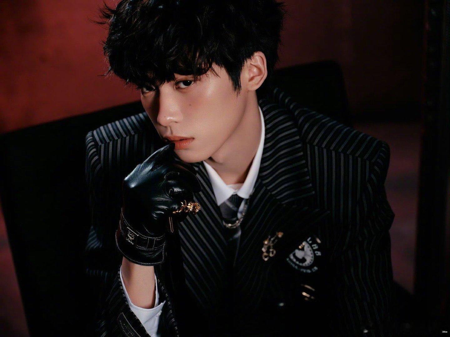 梓渝哥哥换新风格啦，成熟了不少，好帅！｜梓渝[心] ​​​