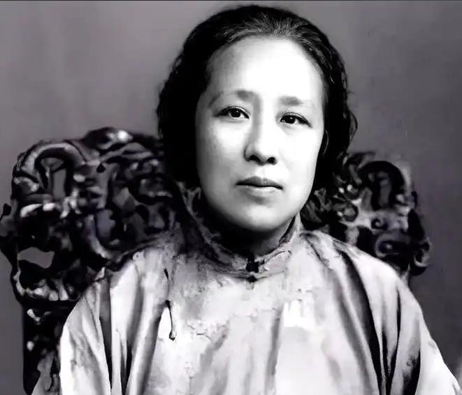 1972年，93岁的何香凝老人躺在病床上，唯一的遗愿就是不要火化遗体，周恩来含泪