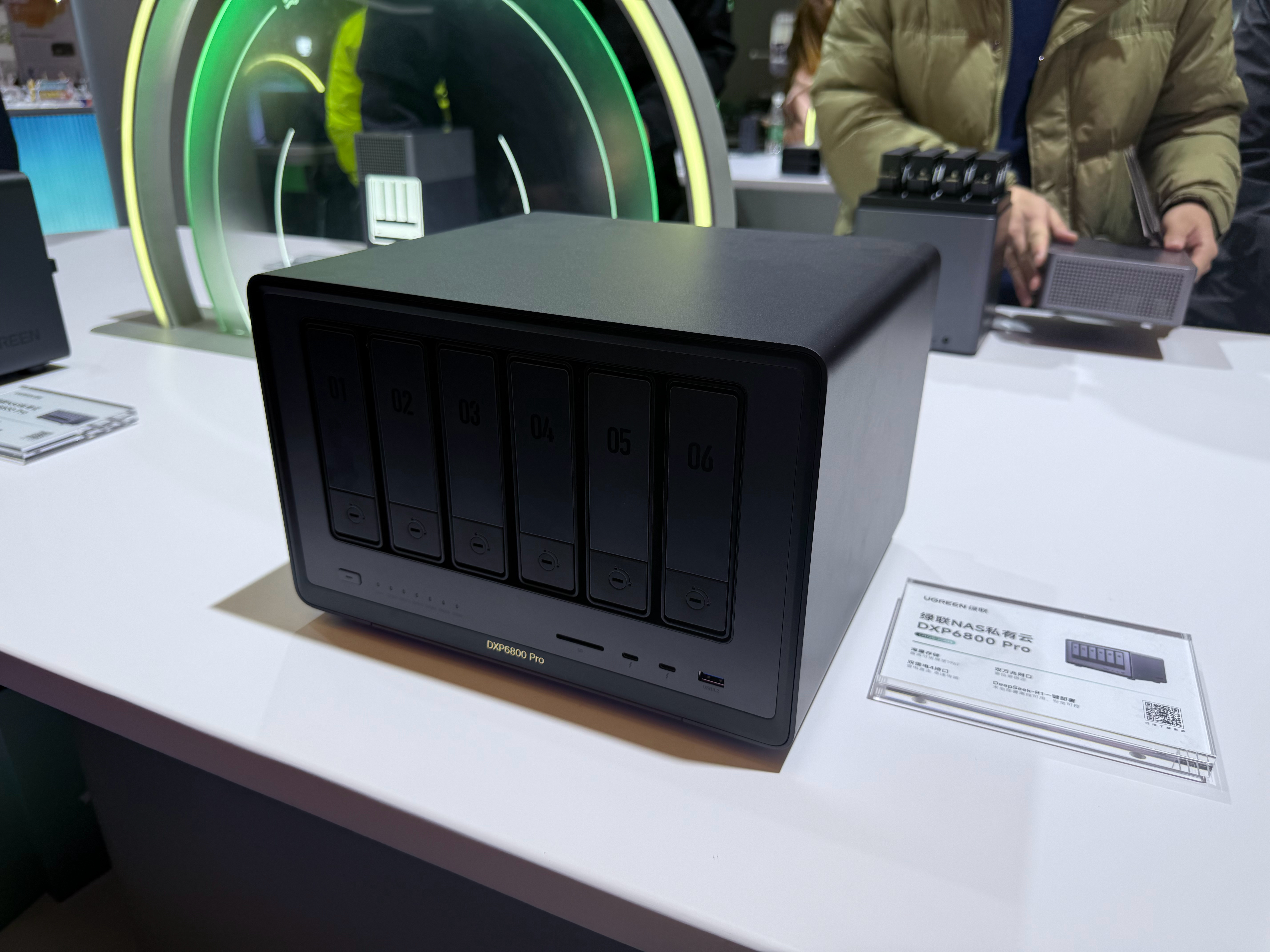 绿联展台热度很高啊朋友们！先说便携的30W磁吸充电宝、能量湃Pro，自带线还能数