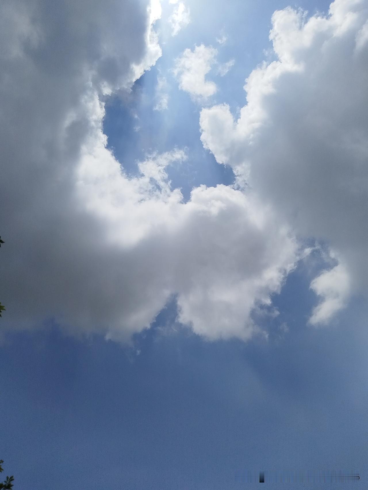 晒图笔记大赛夏日里美丽的天空，奇幻的云朵飘移让人想像连篇！