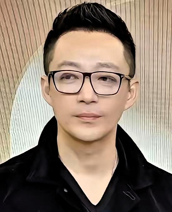 汪小菲那些事儿 大家心里都清楚。
这汪小菲, 这些年, 总在新闻里, S家张兰,