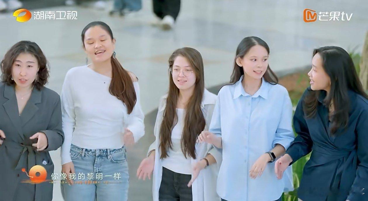  朝气蓬勃不负年少，悠扬歌声满含心意，青春热烈坦荡，尽显少年风采哈萨克斯坦大学生