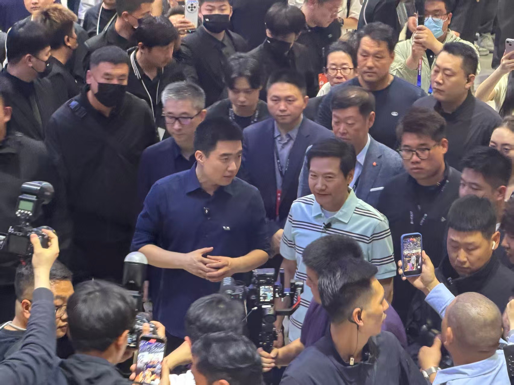 【雷军到理想展台看全新理想L9】2026北京车展首日，雷军与李想互访展台，雷军在