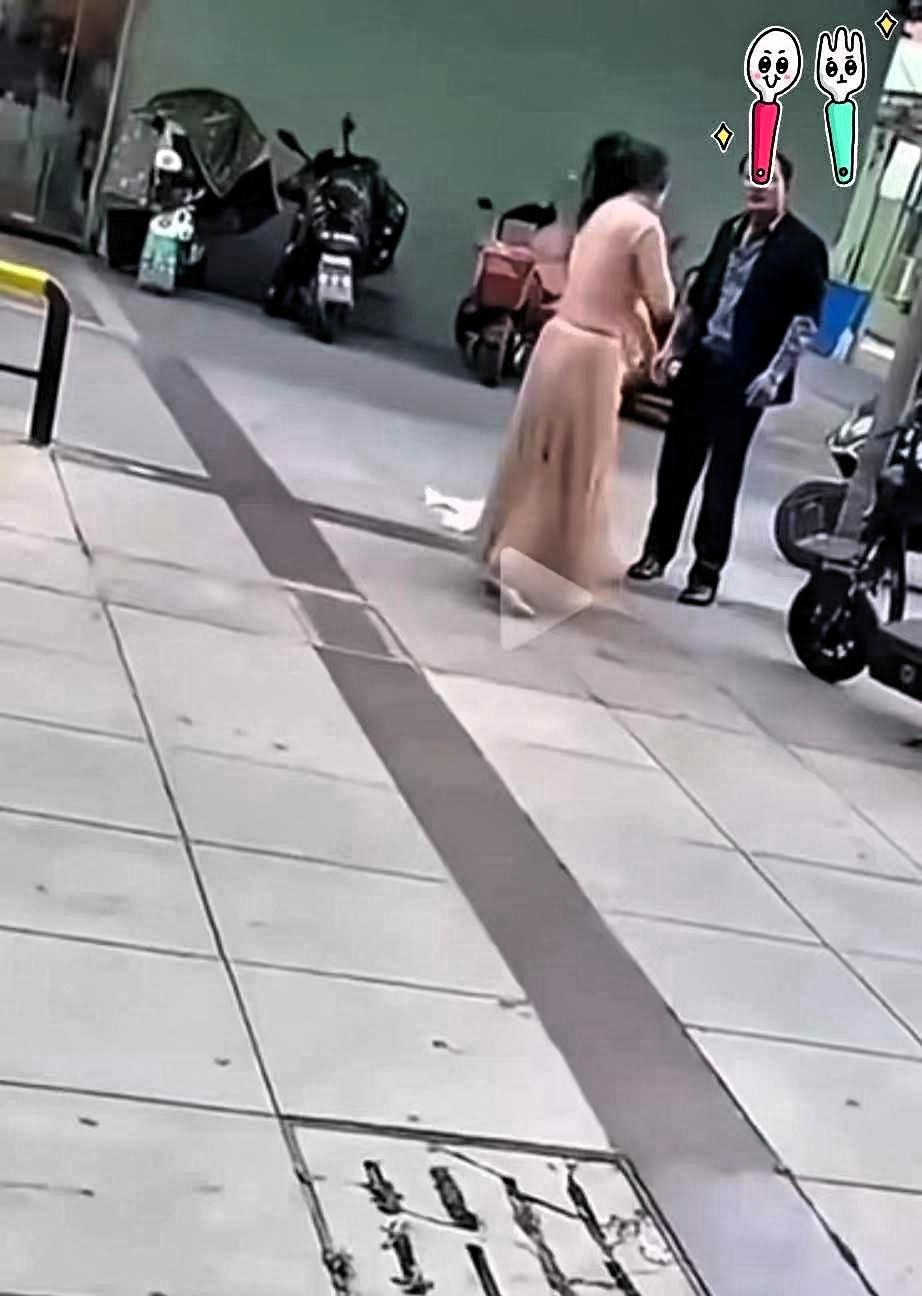 一视频女子和大叔分手，争吵中大叔让买的东西脱下，女子当街把上衣和内衣脱掉扔地上，