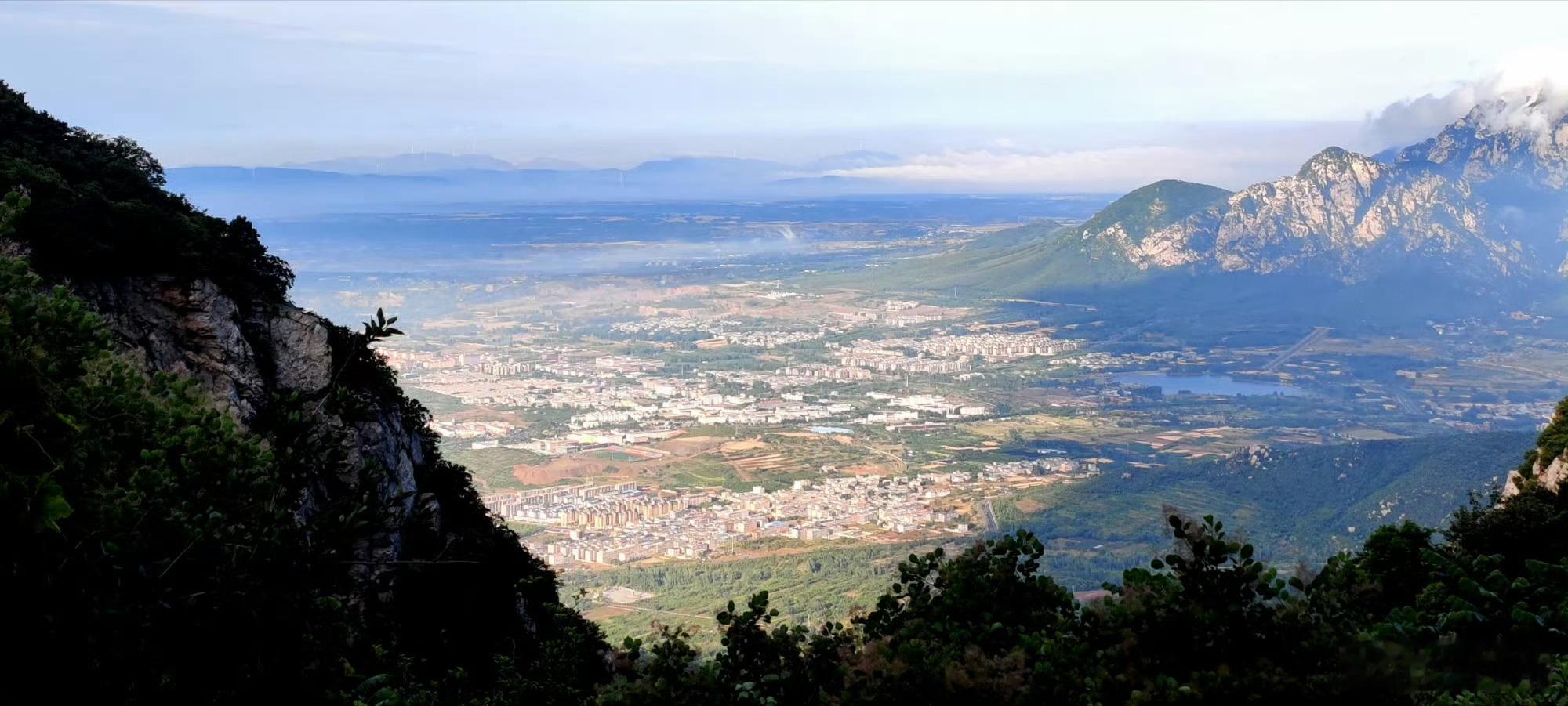 人文景观 嵩山是中国五岳之一，位于中国河南省西部的登封市北，古称“外方”，夏商时