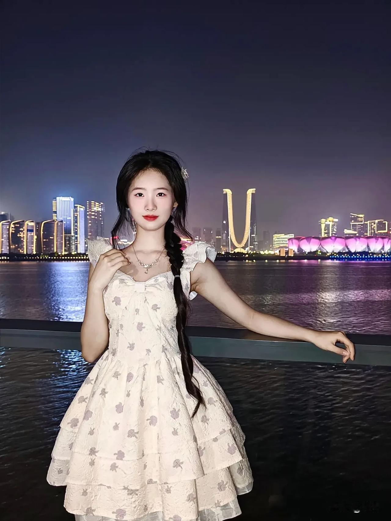 温柔的晚风
一定会吹散
许多不愉快
发出你认为相册里最可爱的一张照片 有没有人问