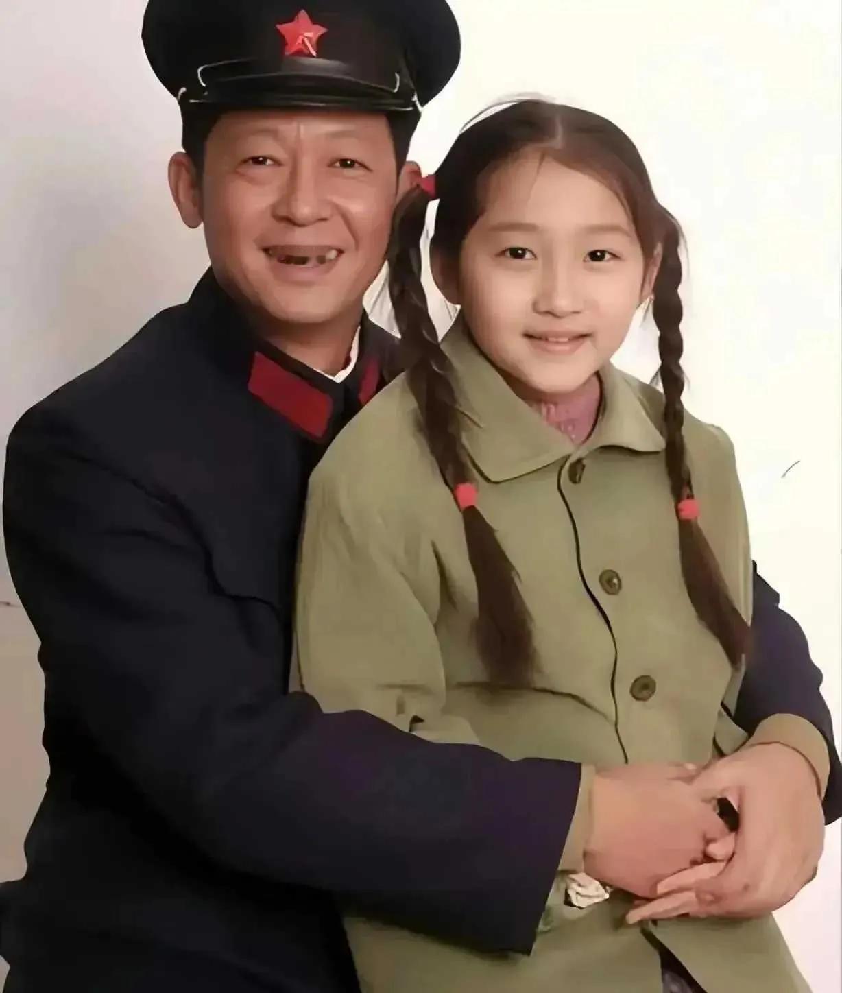 王志文，这位在演艺圈内享有盛誉的老戏骨，在时光的流转中留下了许多令人难忘的印记。