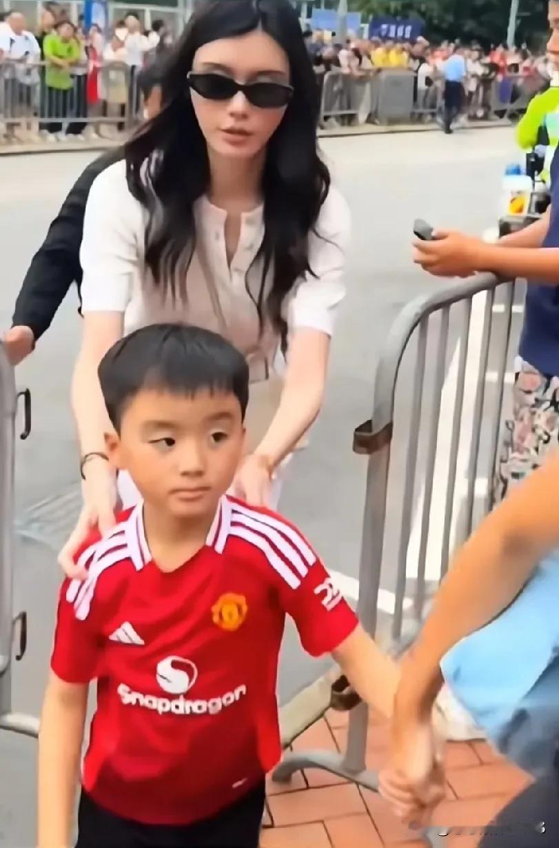 奚梦瑶儿子颜值超高！大眼睛随了妈妈，嘴巴鼻子更像爸爸何猷君。到第三代混血感已经不