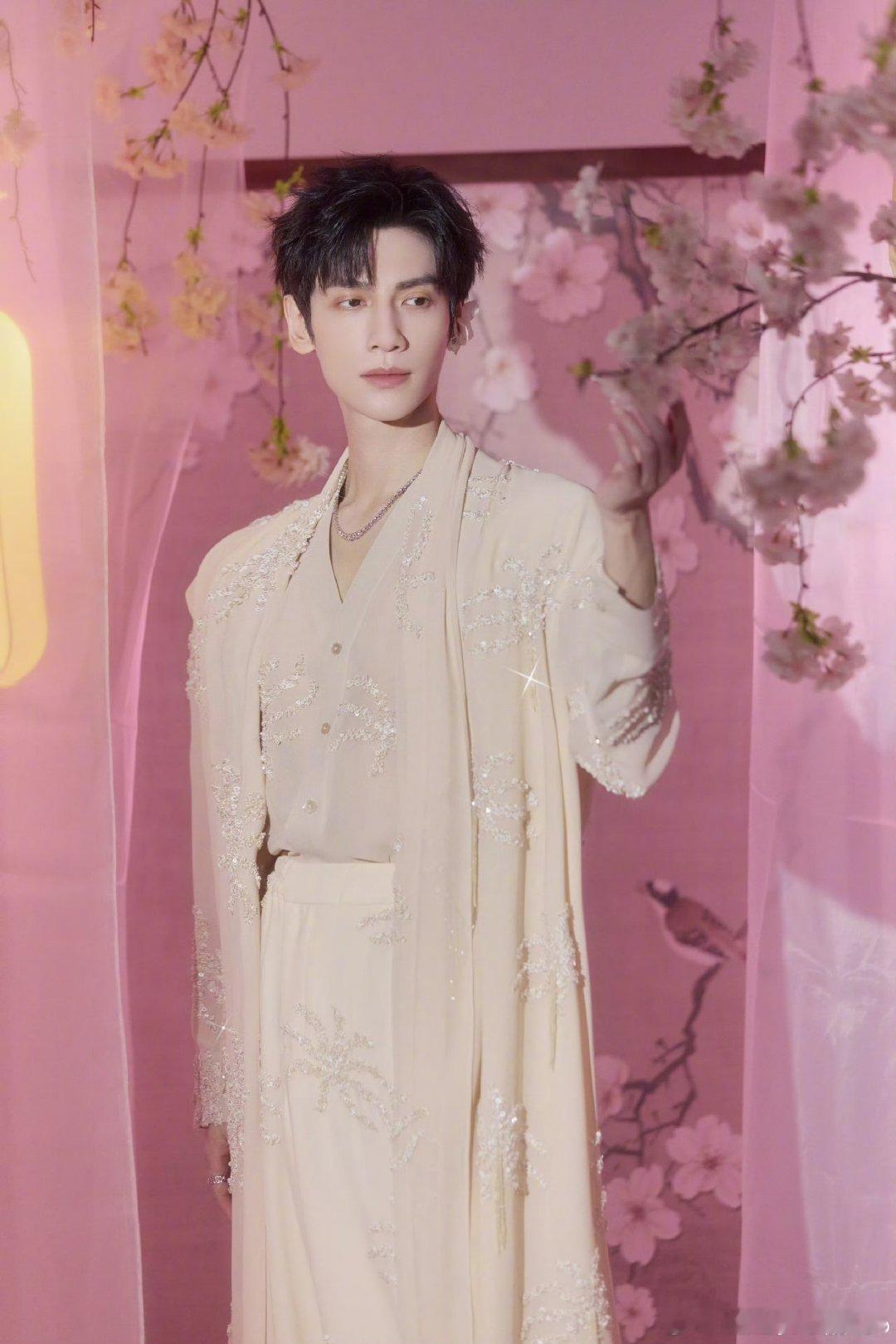 罗云熙唱歌到底有没有瓶颈期就这个罗云熙，被演戏耽误的歌手啊！好听 