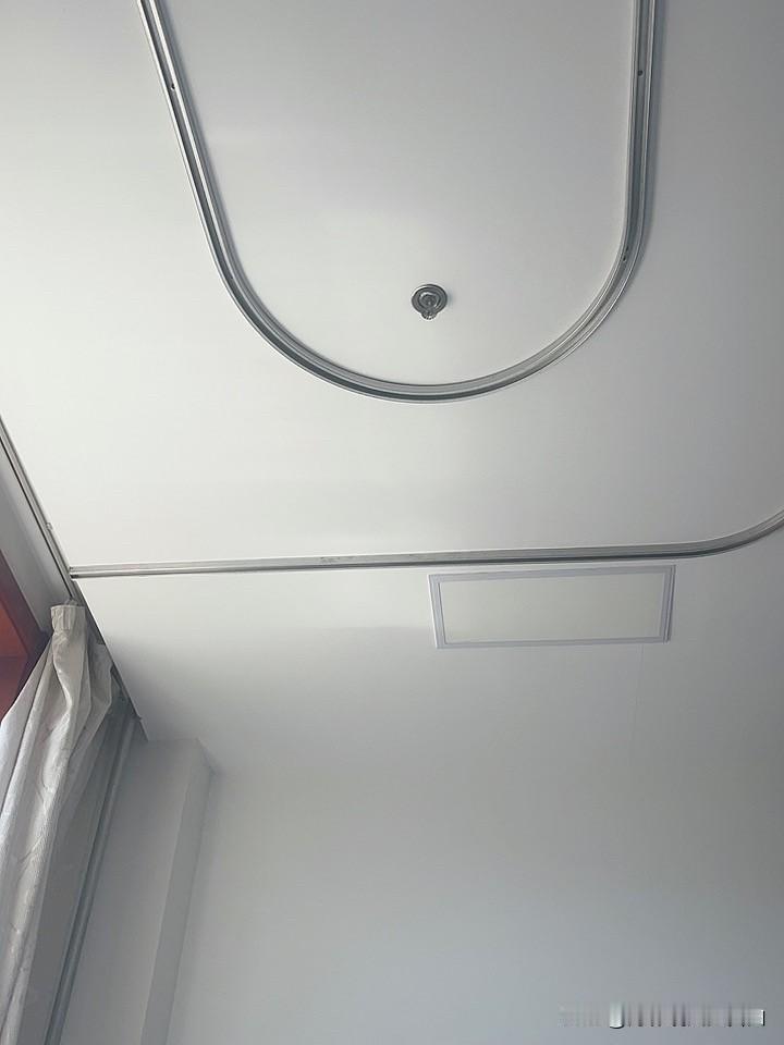 又住院啦！
躲瘟神。吊针挂水 
十二点多了，护士问我输液吗？不然她就下班了。
我