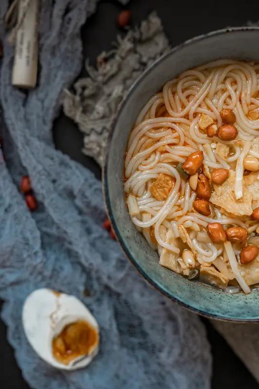 后续！泼螺蛳粉汤的女子被找到，已道歉赔偿，正脸曝光家人受牵连
此前泼螺蛳粉汤这一