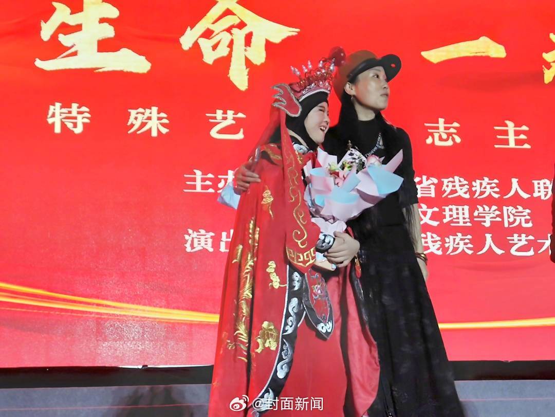 【太棒了秋华！#学川剧的唐氏女孩会变8张脸谱了#】近日，一位来自四川南充的唐氏女