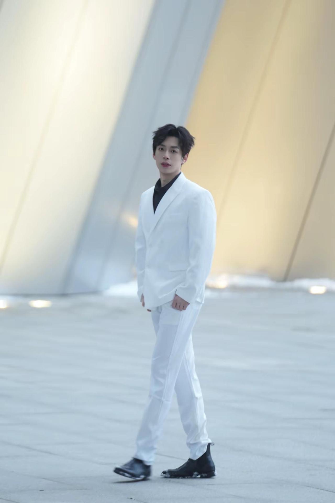 白色西装配雪景。