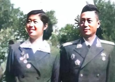 1990年，开国上校黄汉基与失散多年的妹妹黄汉琳重逢，妹妹说：“三哥，母亲说想看