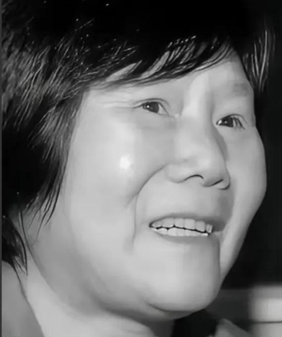 1975年，湖北神农架几名妇女正在田里挖洋芋时，一位女孩因为内急跑去树林中解决，