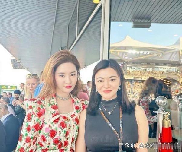 刘亦菲跟素人合影，一身大花碎衣也就神仙姐姐能hold得住。 ​​​