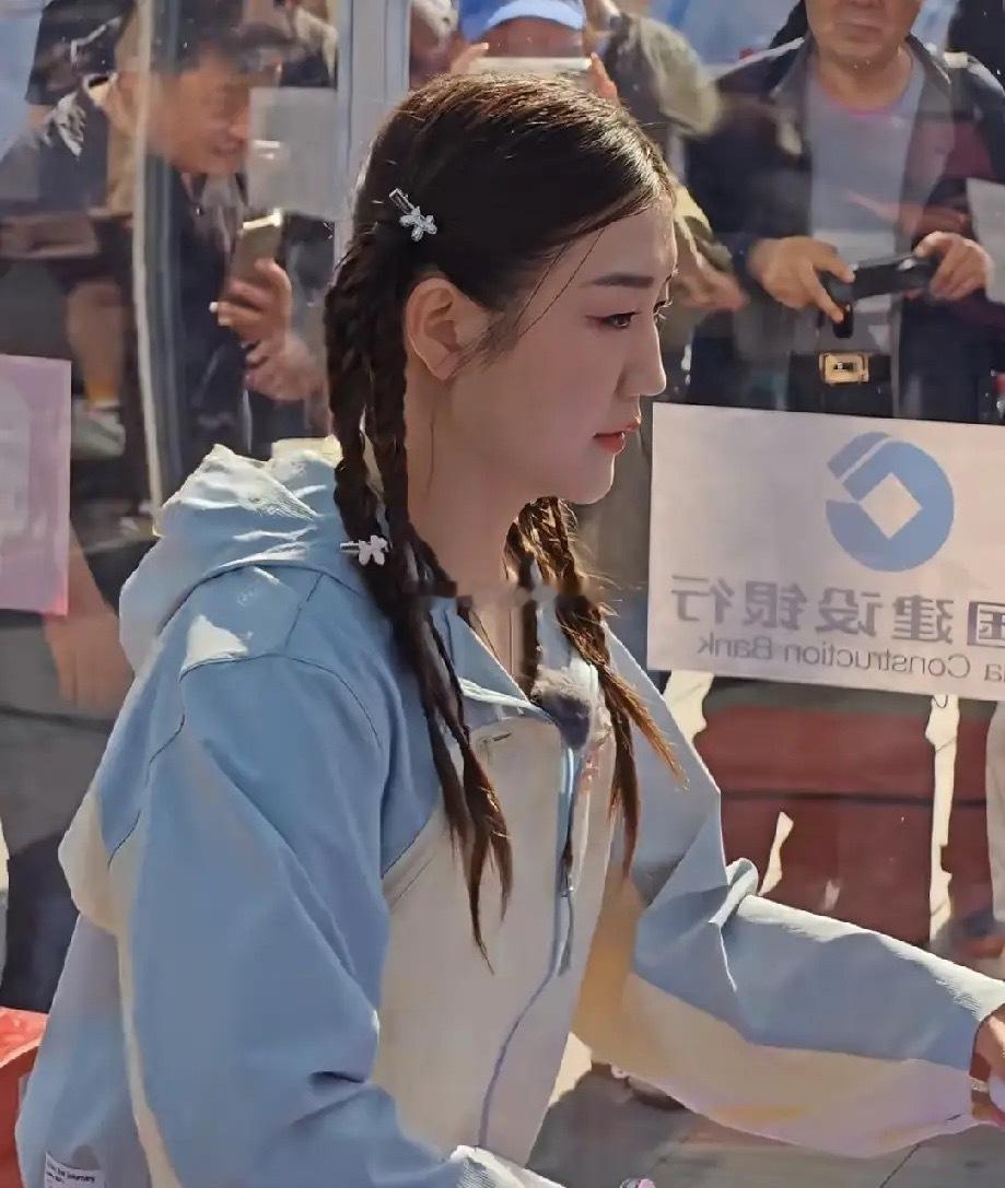看到陈梦这照片，我真是忍不住了。陈梦是32岁的大姑娘，而不是12岁的小女孩，这一