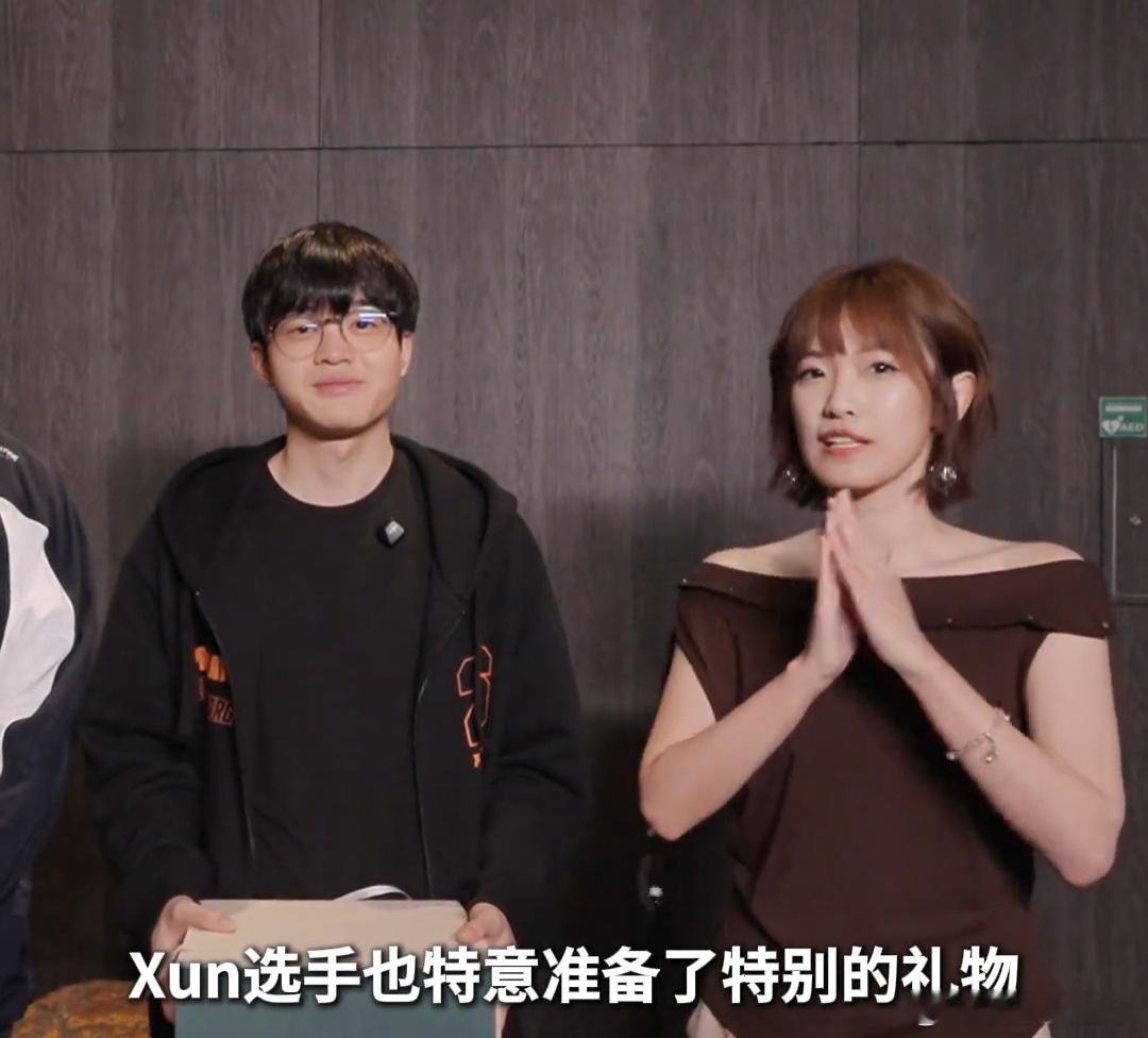 Xun代表BLG为HLE送上景德镇青花瓷BLG为HLE送上景德镇青花瓷2026m