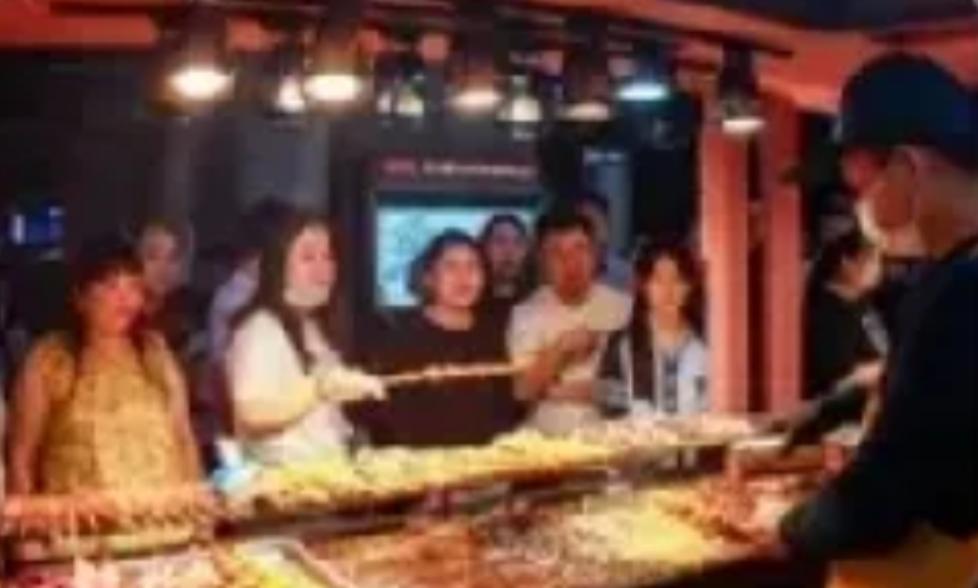 沈阳凌晨一点的夜市，18个壮汉吃了180串炸串、喝光5瓶白酒，结完账转身就走，静