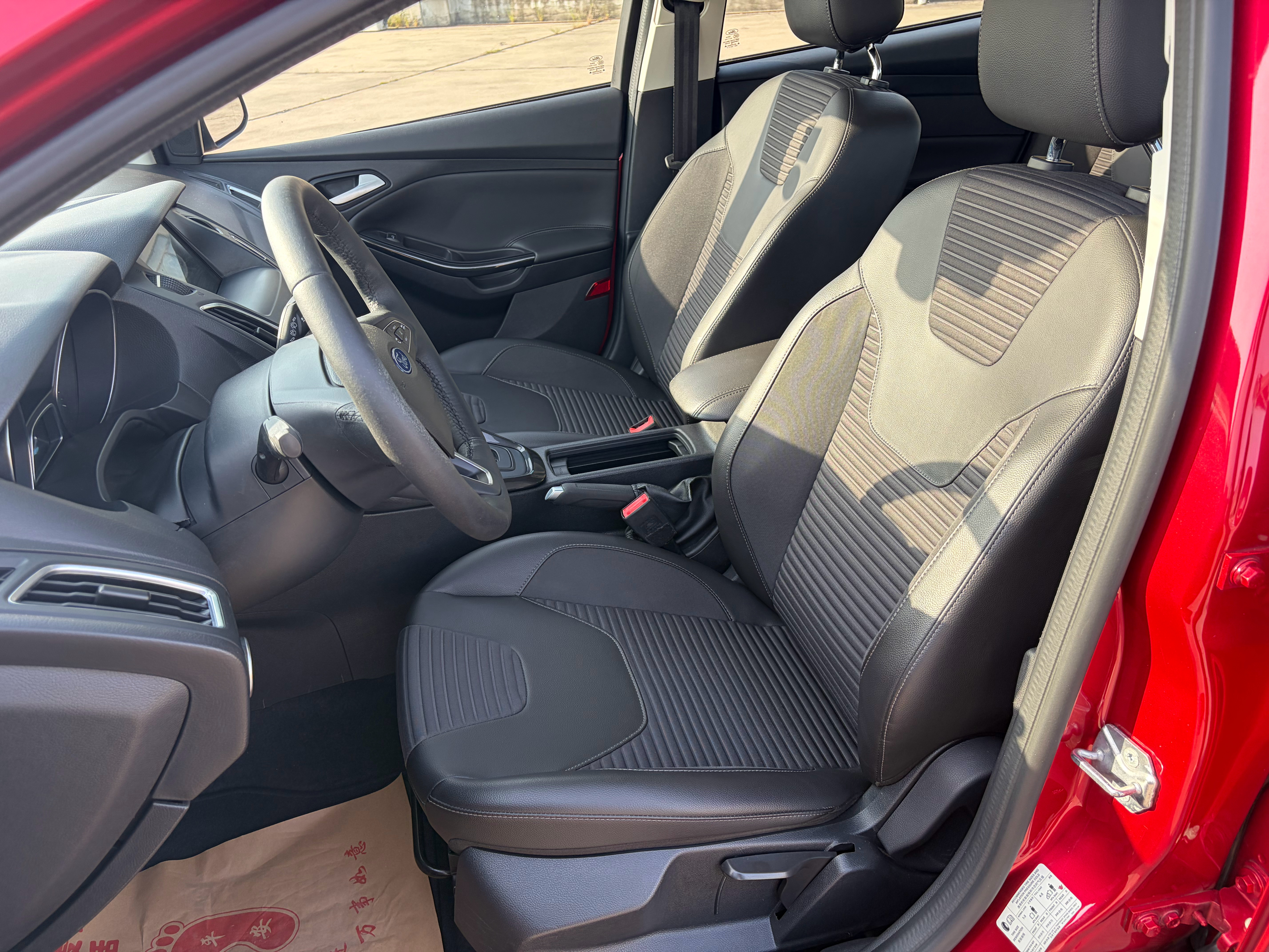 把福克斯洗干净了，今天开它去看车。马丁脸福克斯挺帅的，用的是1.5T四缸发动机+