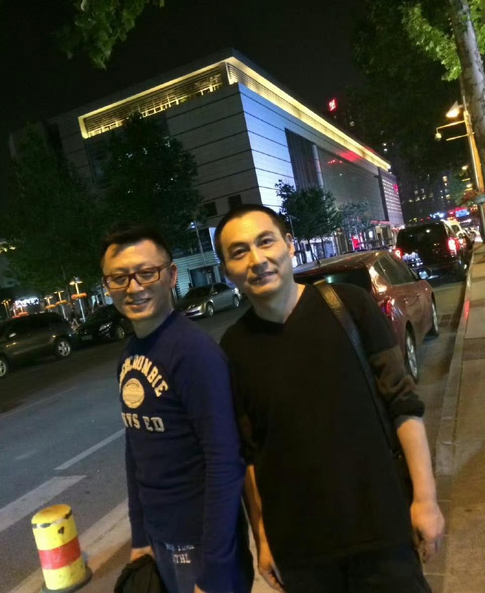 2014年，演员杨俊勇和友人，一张罕见的合影，彼时他依旧精神饱满，从容温和，谁也