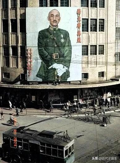 1945年，上海大新百货公司大楼（今第一百货大楼），蒋主席万岁画像。