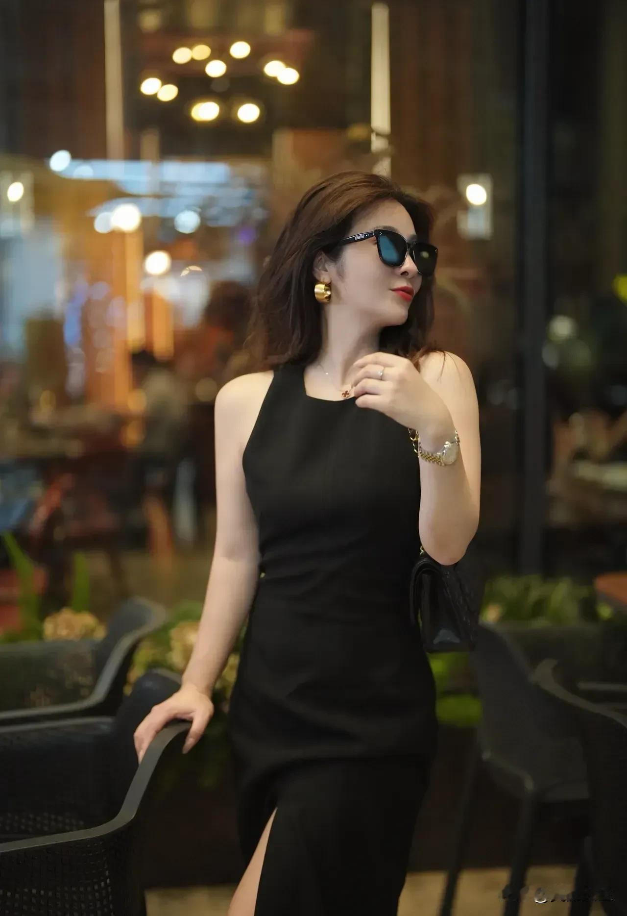 山城重庆
其夜色被誉为'立体光影诗篇'，其夜景以两江交汇的星河倒影、错落有致的万