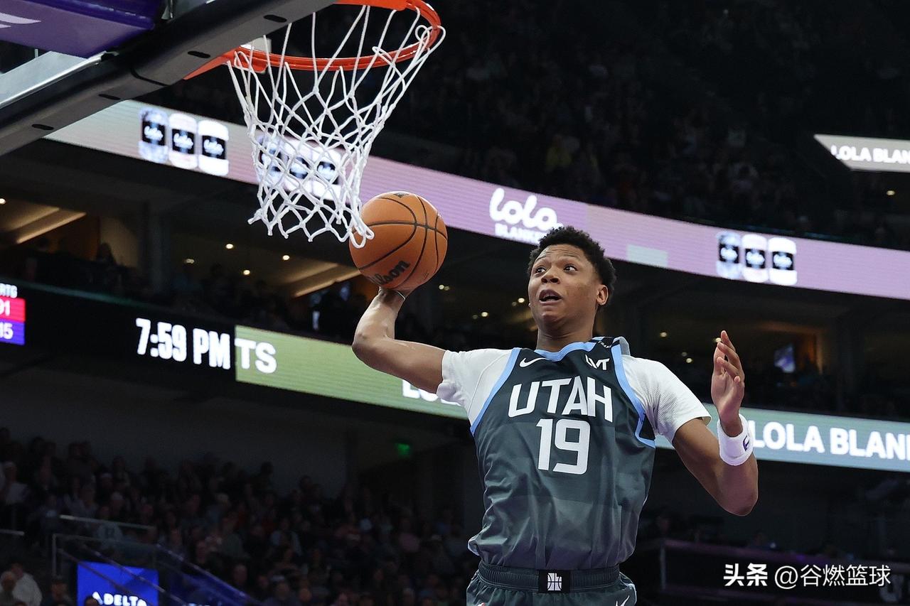 赤裸裸地输球！继昨天步行者队上演夸张的故意输球表演后，同样为了今年状元签奋力一搏