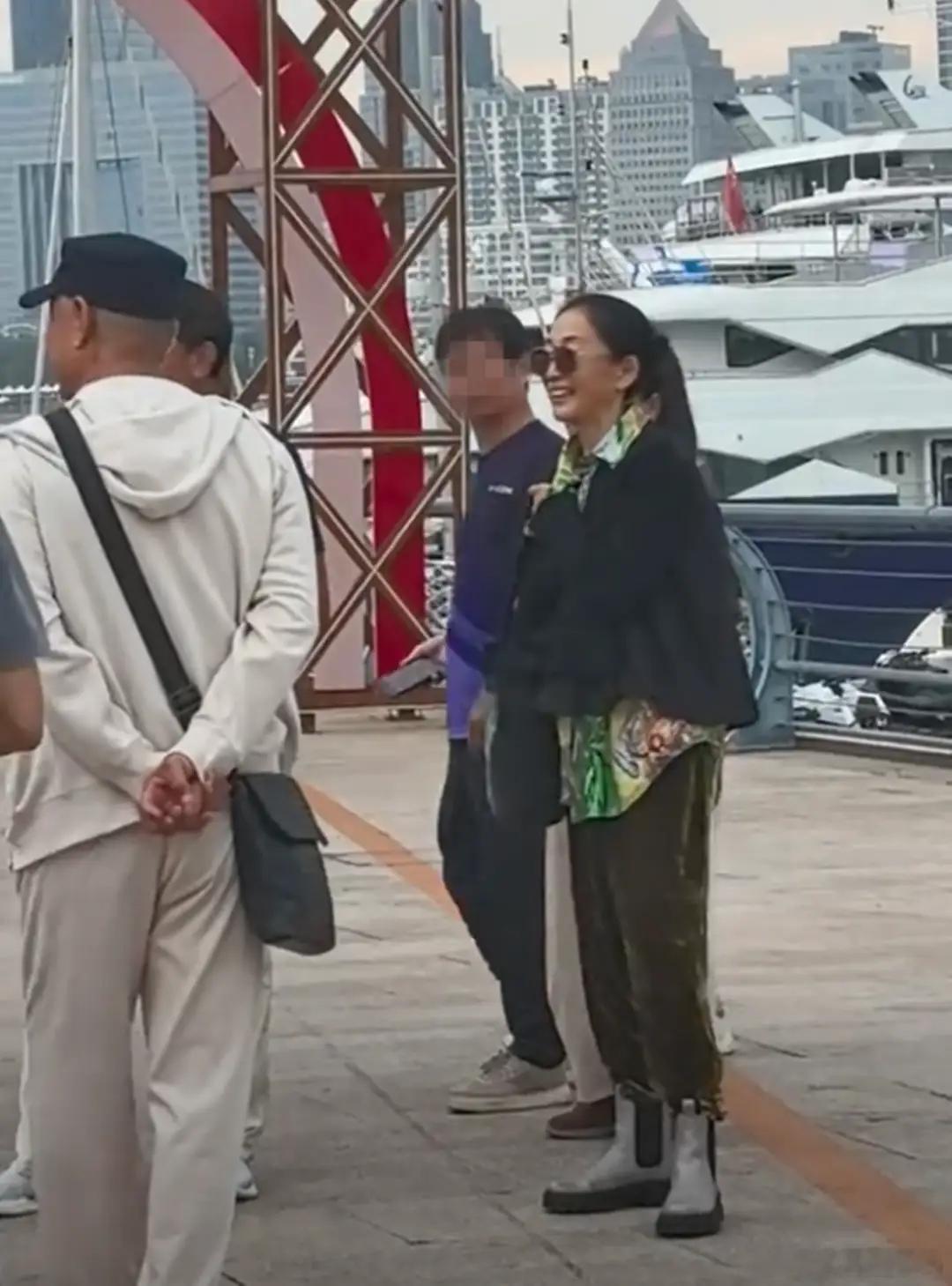 陈瑾随巫刚回青岛老家，61岁又黑又瘦，气质荡然无存像个普通路人 ​​​