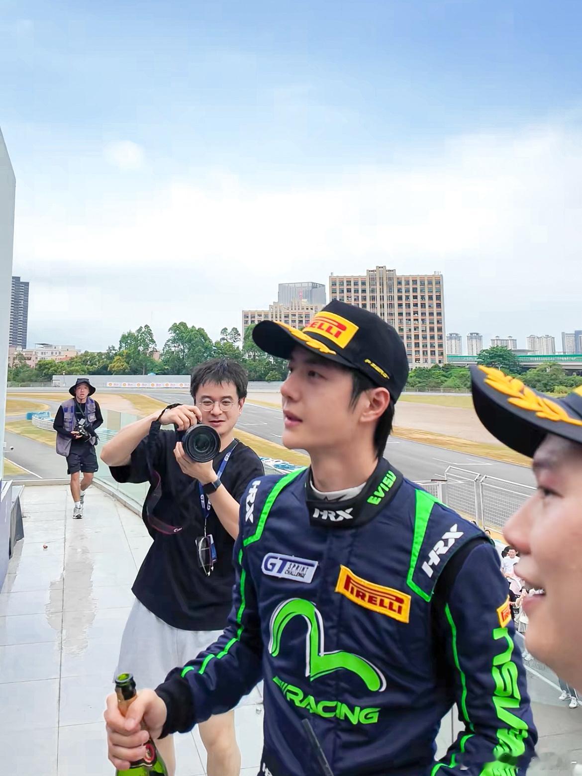 卧槽卧槽！！！是我没见过的王一博啊啊啊啊啊 好顶的85 手里还挖着啤酒 帅炸了?