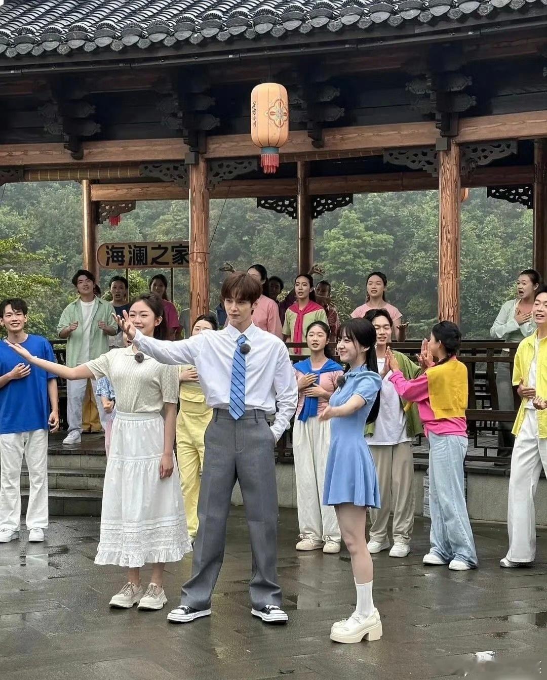 何与、包上恩五四晚会录制路透好青春，期待窈窈有期