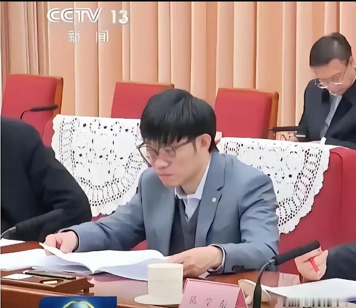 中国可能马上就要诞生第二个让美国忌惮的“任正非”了。
梁文锋，现在估计成了每个硅