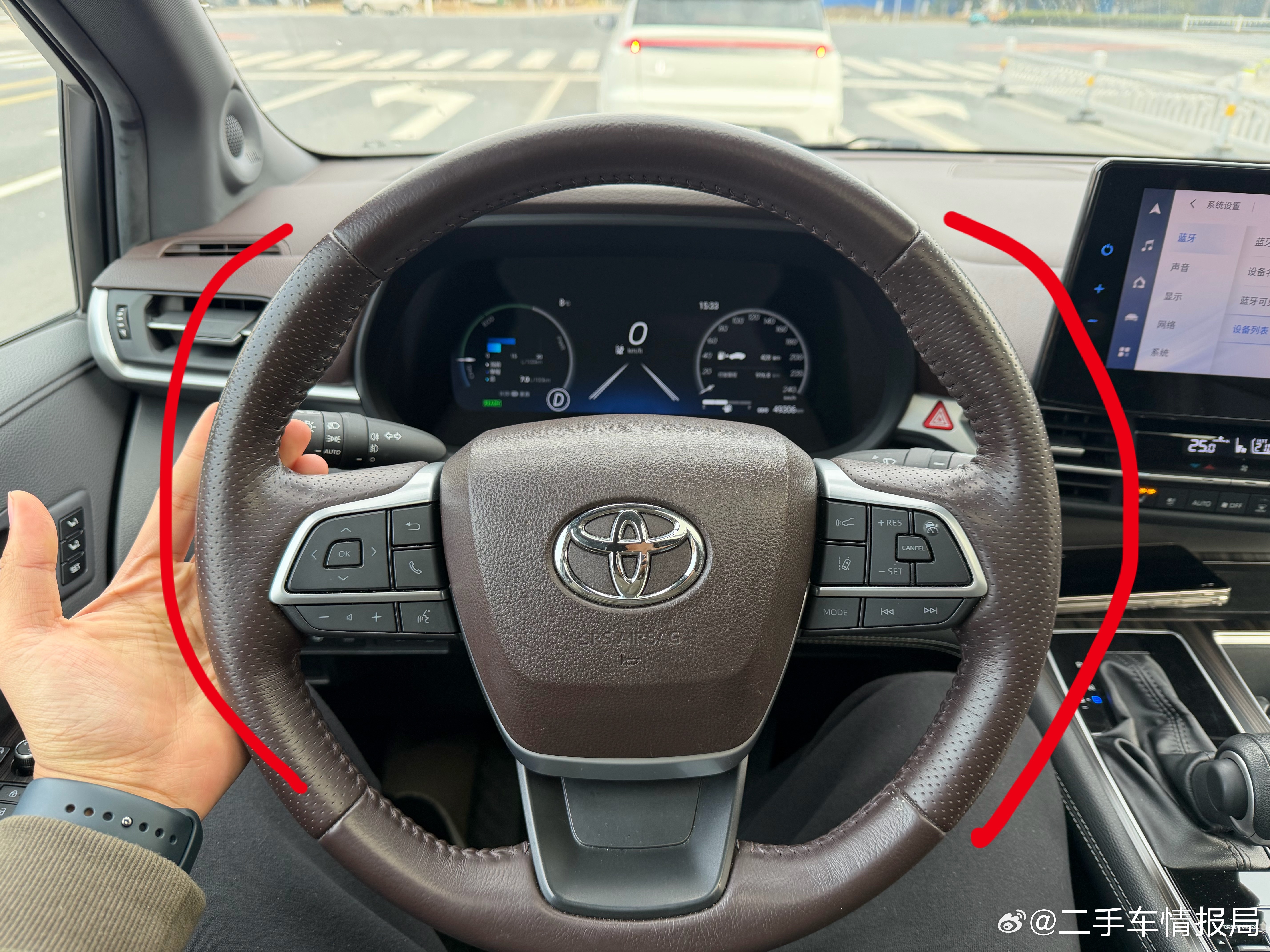 丰田的方向盘加热是我见过最快的，可能不过30秒就有明显效果，但是也是最抠的，只有