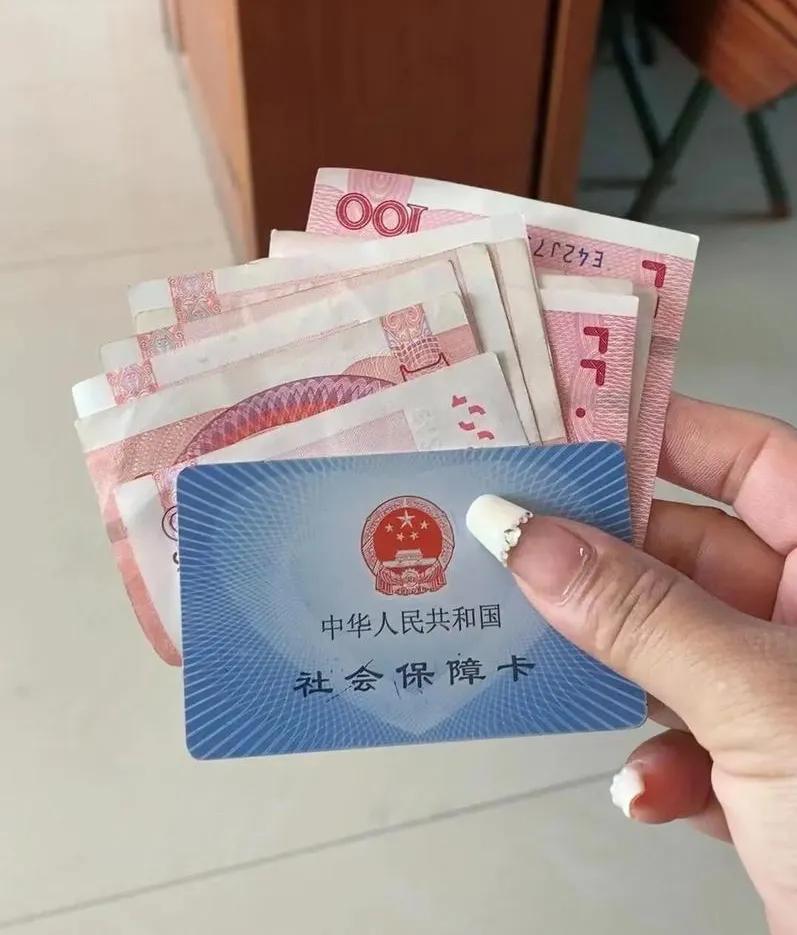 要不要个人缴纳养老金，其实就看这3点：


一看目前挣的够不够日常花销。如果现在