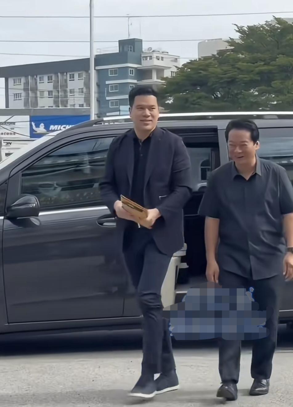 佩通坦的老公皮塔卡于11月6日带着司机来看望岳父他信：说真的，佩通坦有眼光，这位