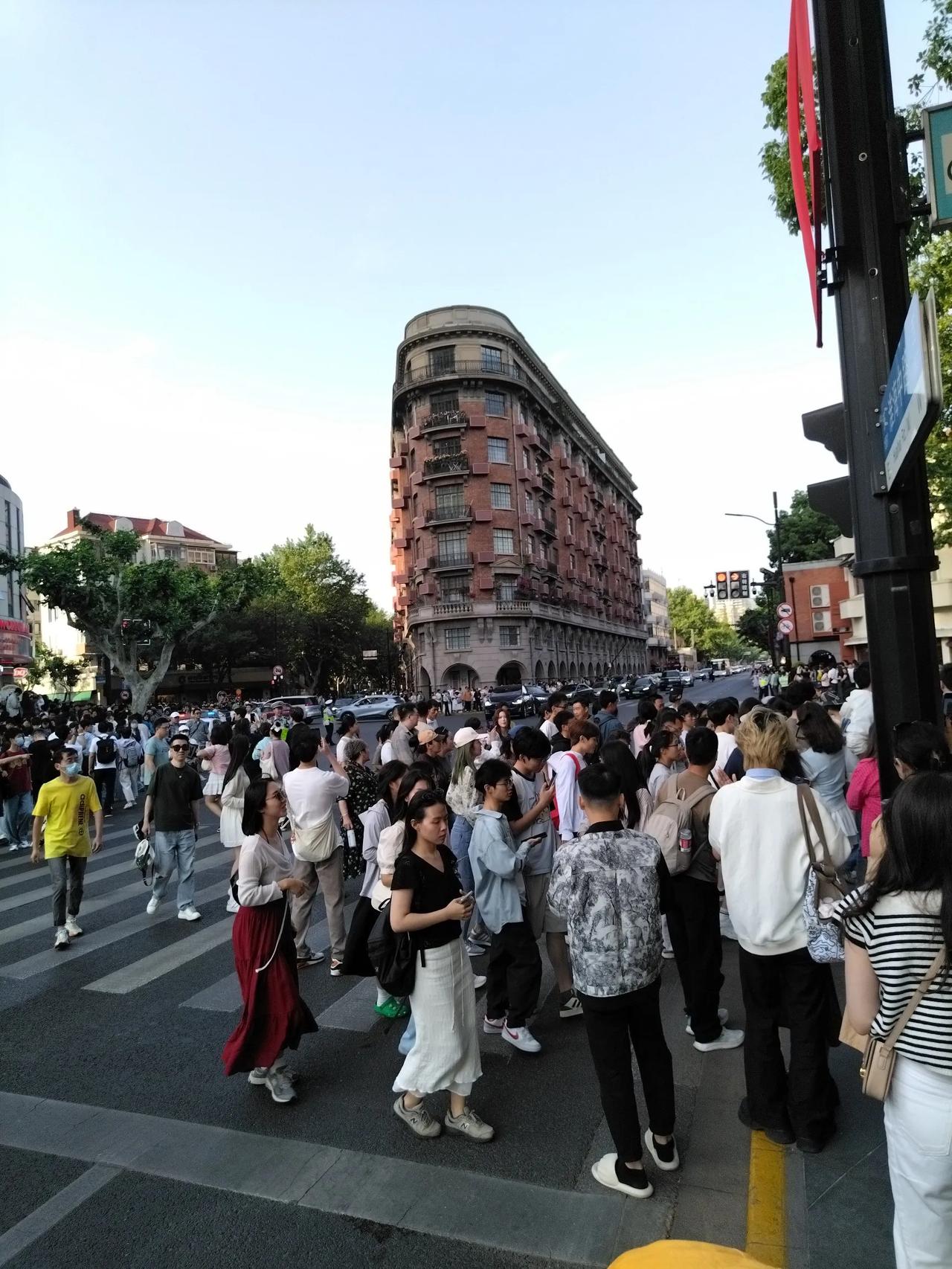 今天来这里看这幢楼，发现比菜市场还热闹，猜下是哪里？