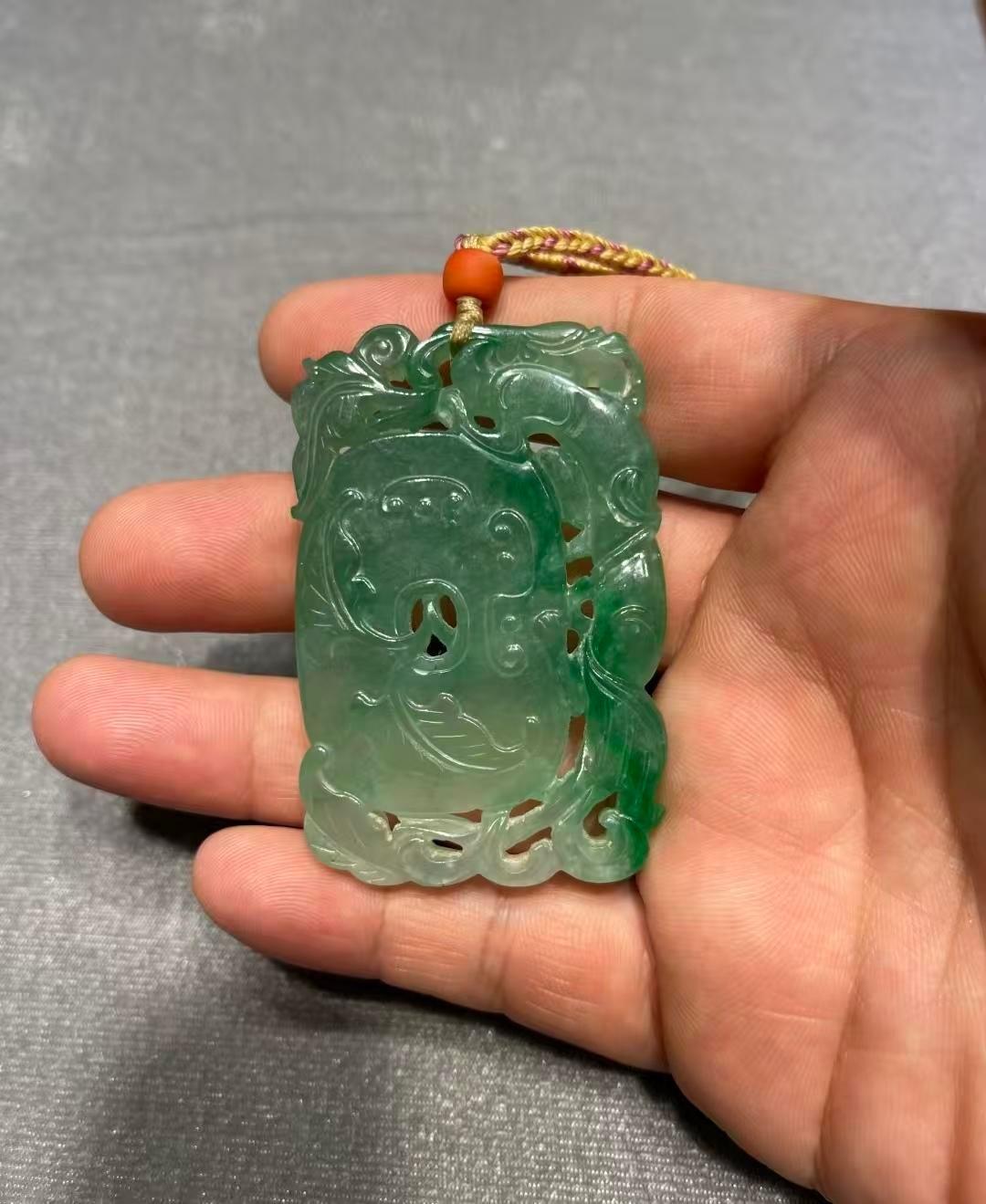早上送领导去机场，下车他送我一盒茶叶，回家刚要泡，发现茶叶罐里有个东西。绿色玉牌
