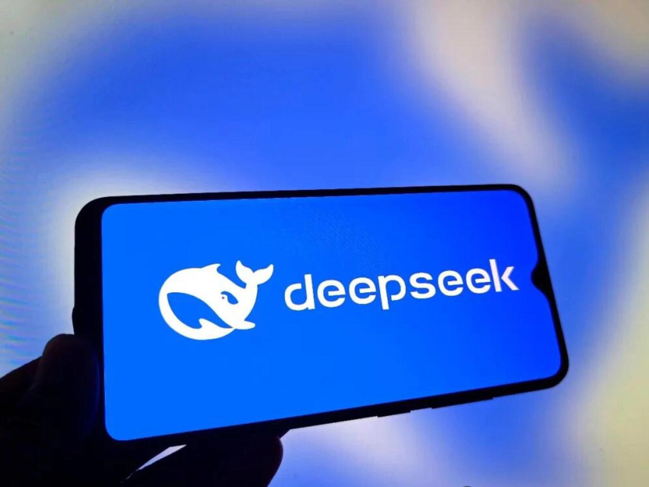 一句话：DeepSeek 靠“便宜、能打、开源、懂中文”四大硬牌，在全球 AI 