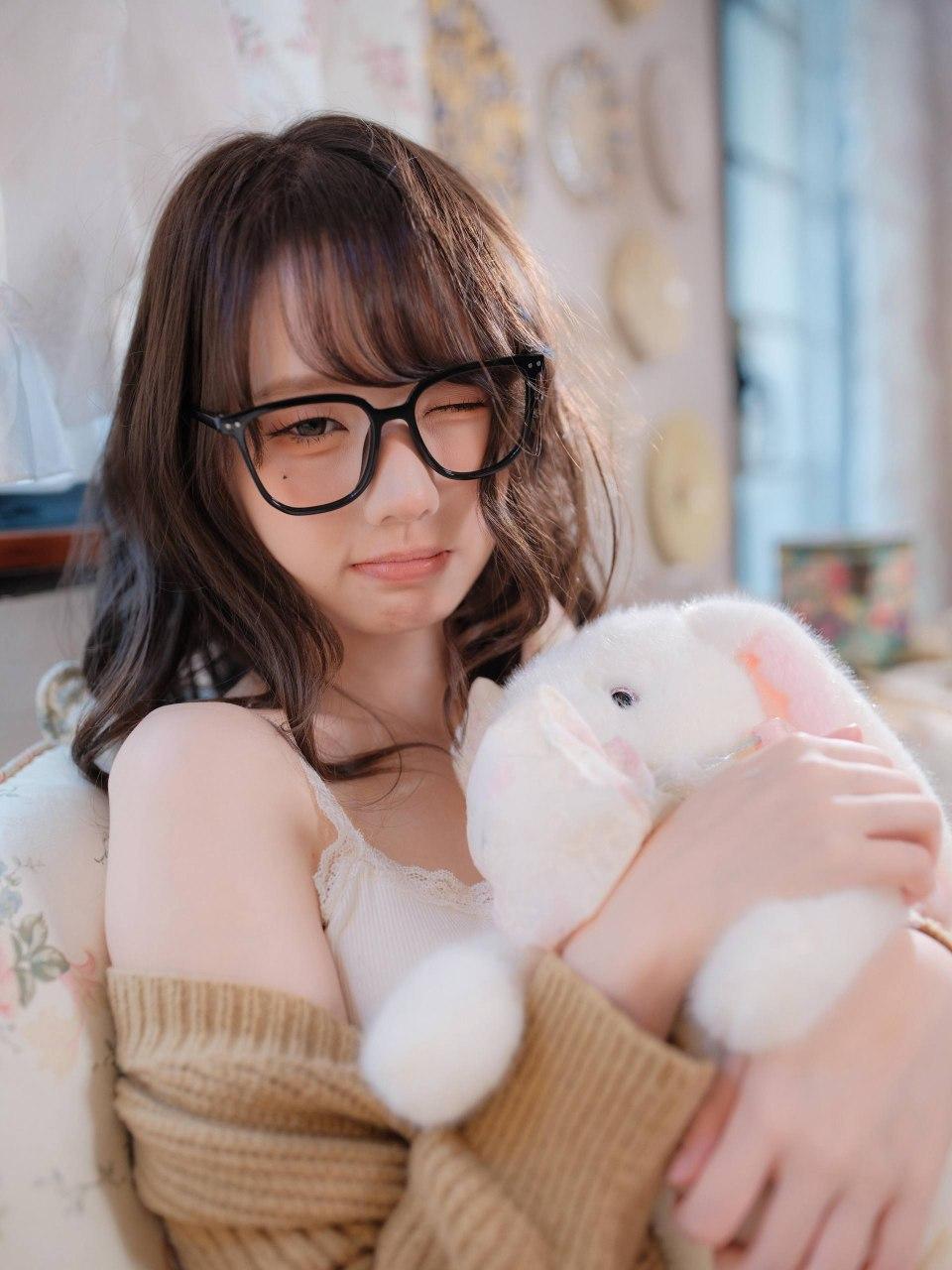 可爱兔兔抱在怀，眼镜少女甜如蜜🐰💕粉萌兔兔