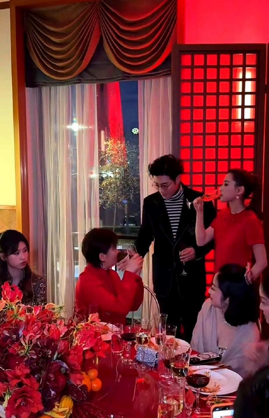 那晚的饭局，现在回看真是讽刺到了极点。
何超莲双手举杯，腰都弯下去了，满脸的敬意
