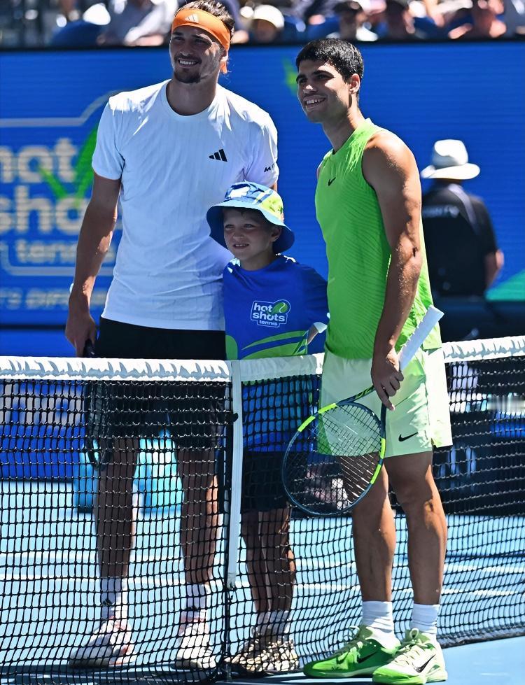 卡子赢了！！
紫薇顶级白忙活！！
赛前合照：双方嘻嘻！！
双方完赛后：没力气嘻嘻