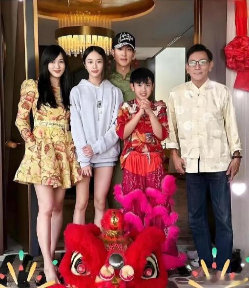 吴尊一家也太幸福了吧！他老婆还是那么漂亮，果然啊，女人婚姻幸福不幸福，看脸就知道