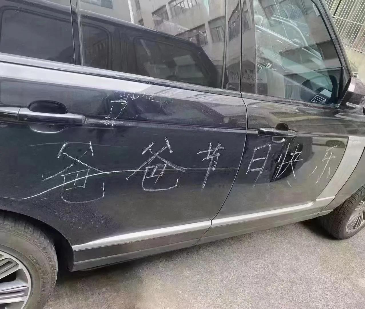 这孩子对爸爸肯定是真爱
