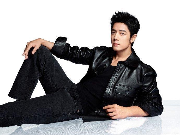 肖战黑色无袖夹克  肖战黑无袖怼脸清爽感  肖战黑色无袖夹克+怼脸，咱就说满分清