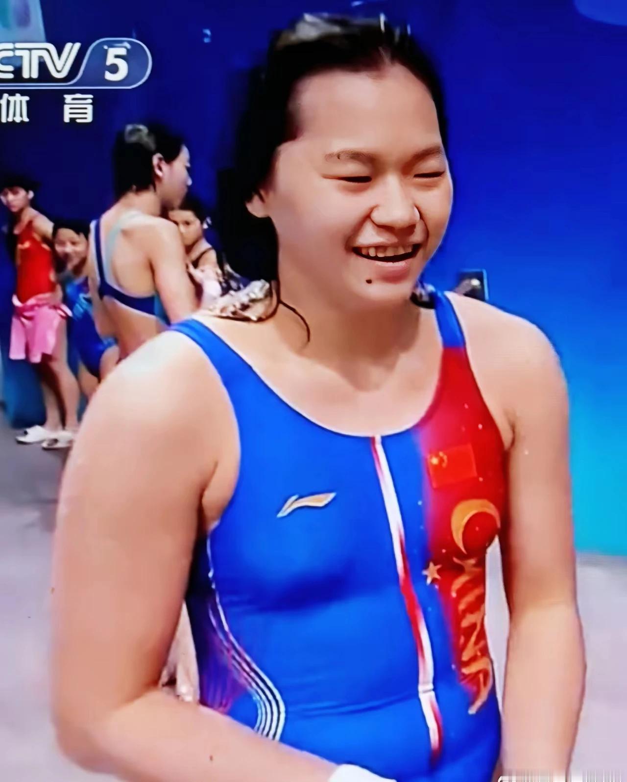 在15运跳水现场当宝子挺着肚腩上赘肉出场时，一个小学生好奇的问老师：禅宝姐姐箍着