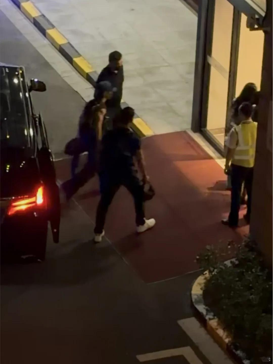 肖战无袖背心look肖战无袖背心鸭舌帽 肖战今日份走机场look，一身黑色的无袖